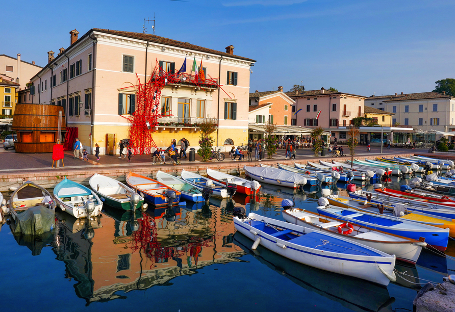 Bardolino am Gardasee ist stolz auf seinen kleinen Hafen mit Uferpromenade und die hübsche Altstadt.