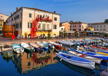 Bardolino am Gardasee ist stolz auf seinen kleinen Hafen mit Uferpromenade und die hübsche Altstadt.