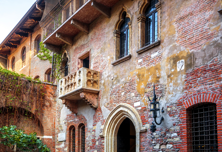 Verona ist eng verbunden mit Romeo und Julia sowie dem berühmt berüchtigten Balkon.