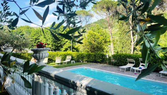 Genießen Sie die Sonne Italiens am Pool Ihres Hotels.