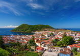 Blick auf die wunderschöne Stadt Angra do Heroísmo auf Terceira