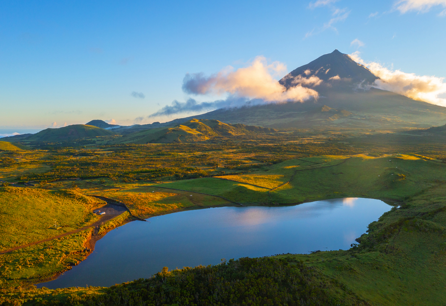 Sie besuchen auch den Lagoa do Capitão auf der Insel Pico. Im Hintergrund ist der Vulkanberg Pico zu sehen.