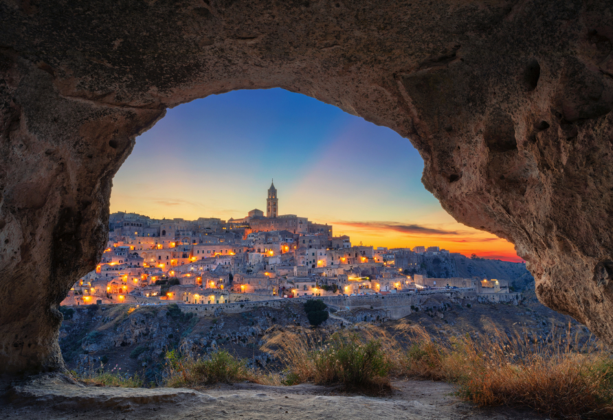 Herzlich willkommen zu Ihrem Traumurlaub in Italien! Lassen Sie sich von vielen Highlights begeistern wie zum Beispiel von Matera. Die UNESCO-Kulturhauptstadt birgt mit ihrem einzigartigen Höhlensystem einen fantastischen Anblick.