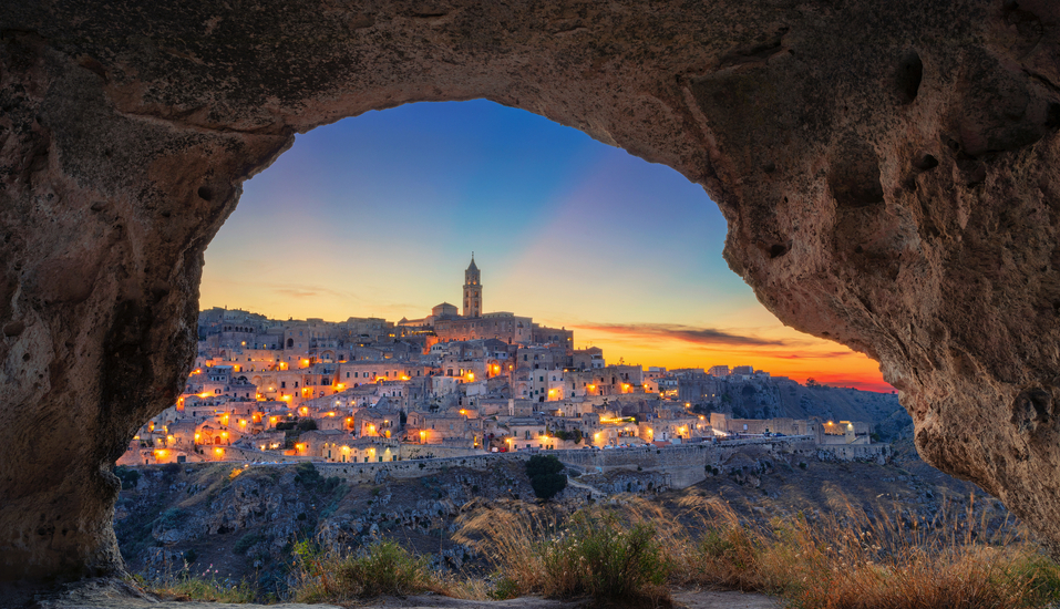 Herzlich willkommen zu Ihrem Traumurlaub in Italien! Lassen Sie sich von vielen Highlights begeistern wie zum Beispiel von Matera. Die UNESCO-Kulturhauptstadt birgt mit ihrem einzigartigen Höhlensystem einen fantastischen Anblick.