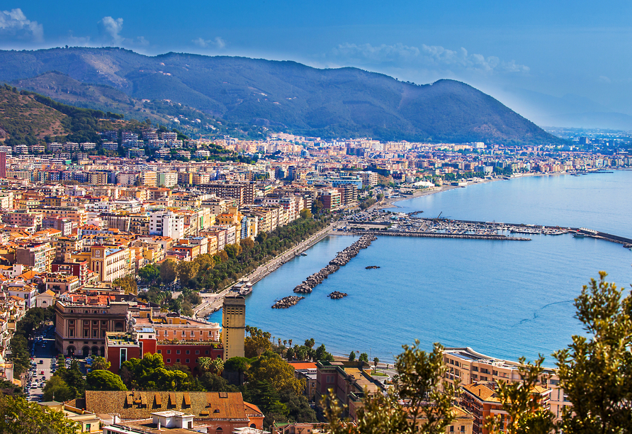 Der moderne Hafen, die wunderschöne Promenade und die charmante Altstadt machen Salerno zu einem besonderen Ort.