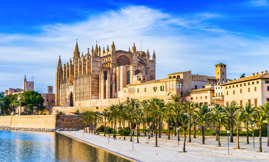 In Palma de Mallorca wo Sie die berühmte Kathedrale erwartet, gehen Sie an Bord Ihres Schiffes.