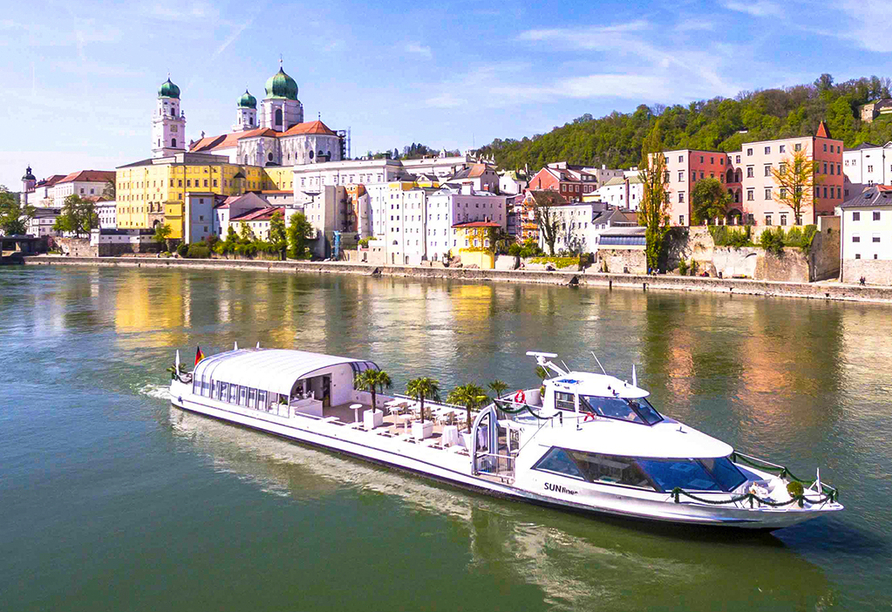 Ihre unvergessliche Schifffahrt führt unter anderem am Dom St. Stephan vorbei.