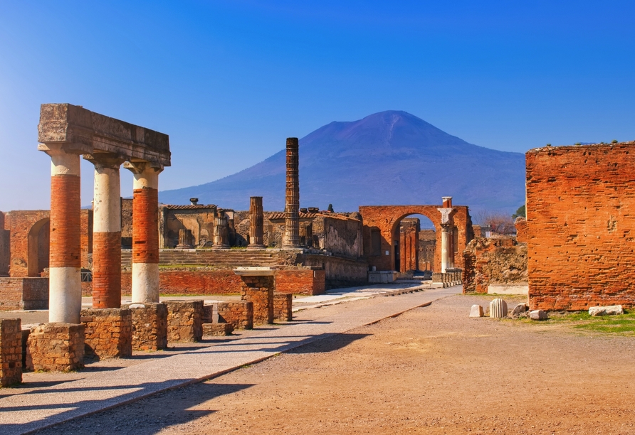 Bei Buchung des optionalen Ausflugs Pompeji & Vesuv besichtigen Sie die antike Ausgrabungsstätte in Pompeji vor der Kulisse des imposanten Vesuvs.
