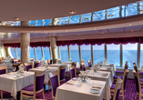 Beim Essen im Panorama-Restaurant haben Sie einen herrlichen Blick auf das Meer.