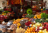 Auf den Märkten von Funchal werden exotische Früchte dargeboten.
