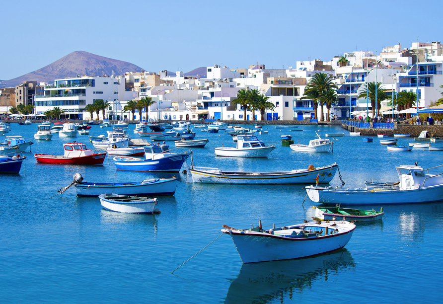 Der Hafen in Arrecife auf Lanzarote erinnert mit seiner weiß-blauen Optik an ein griechisches Fischerdorf.
