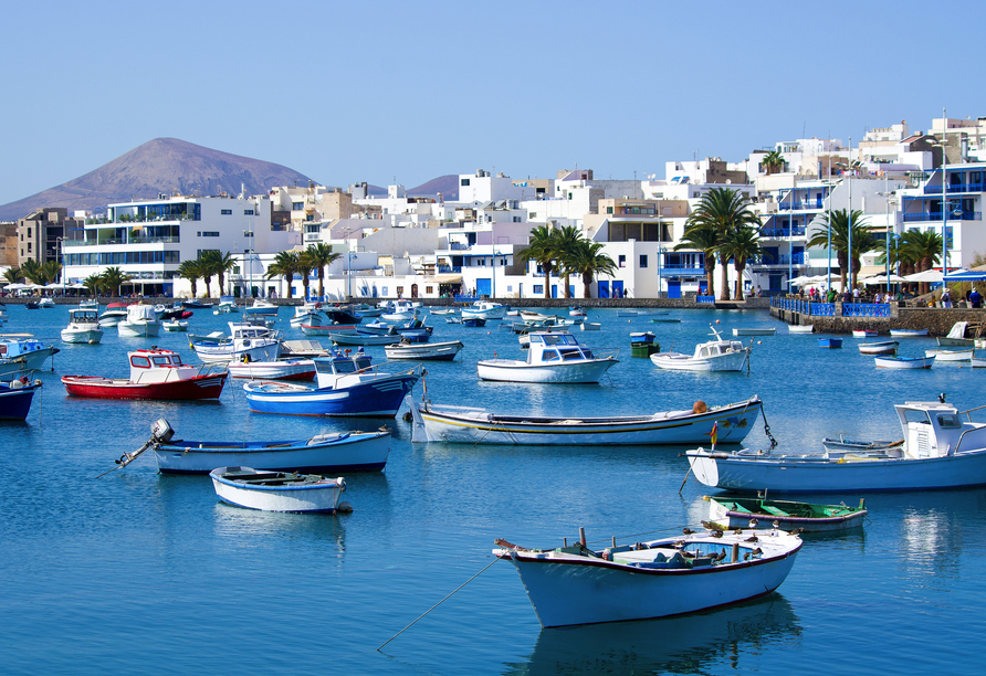 Der pittoreske Hafen in Arrecife auf Lanzarote lädt zu einem Spaziergang ein.