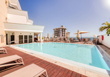 Drehen Sie ein paar Runden im Pool des Hotels Vila Baleira Funchal.