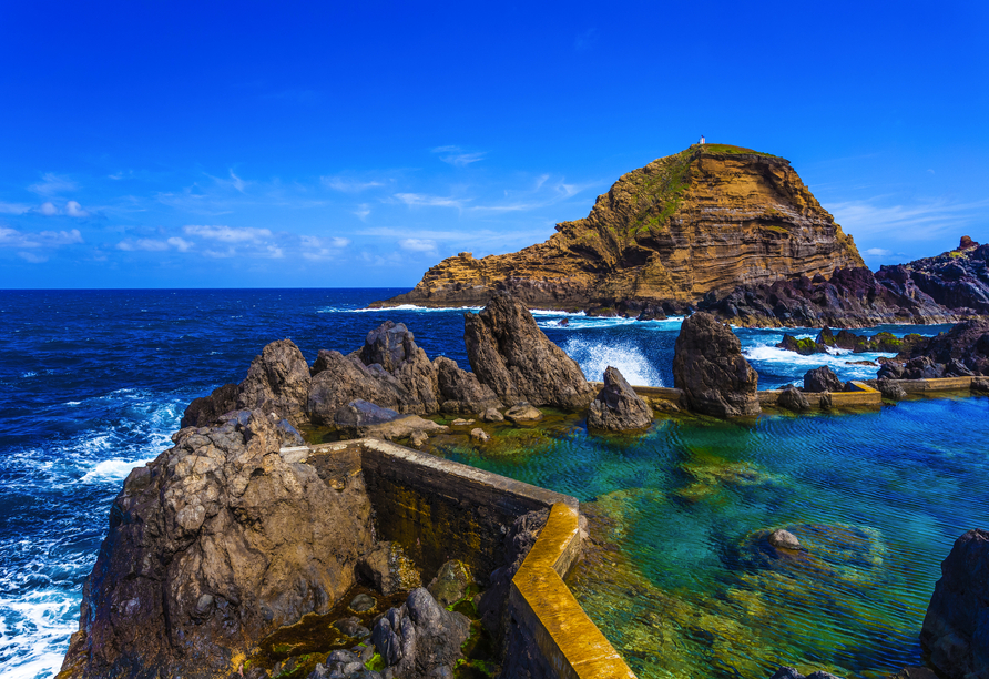 In Porto Moniz auf Madeira befindet sich ein atemberaubendes Naturschwimmbecken.
