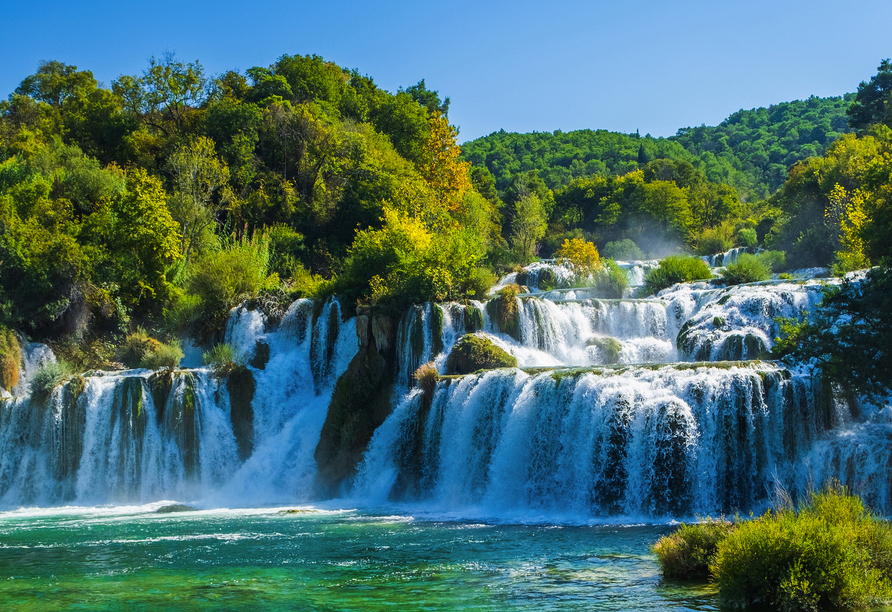 Sie werden von dem Wasserfall Skradinski Buk im Nationalpark Krka begeistert sein.