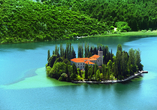 Die Insel Visovac mit einem Franziskanerkloster im Nationalpark Krka.