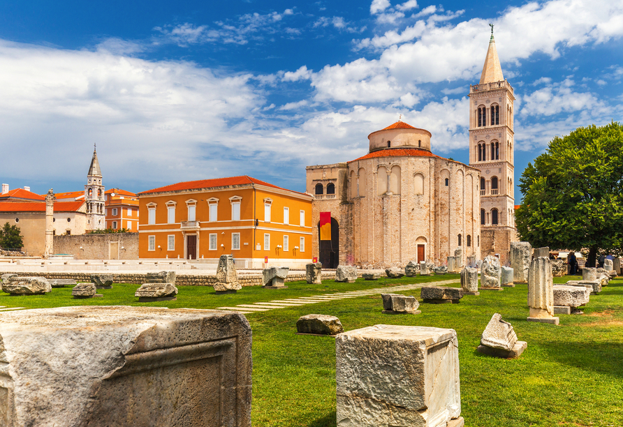 Sie besichtigen die historische Altstadt von Zadar.
