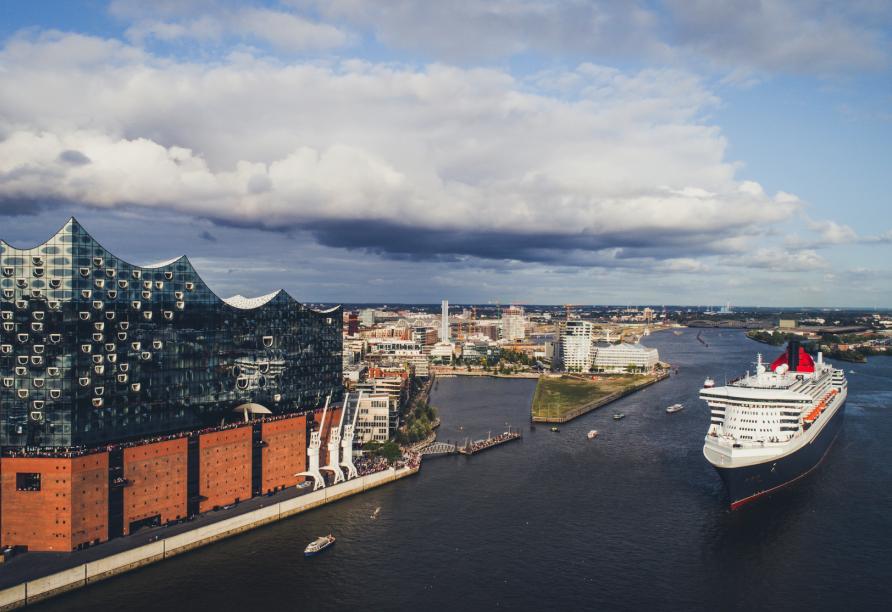 Genießen Sie die Ausfahrt aus dem Hamburger Hafen an Bord der Queen Mary 2.