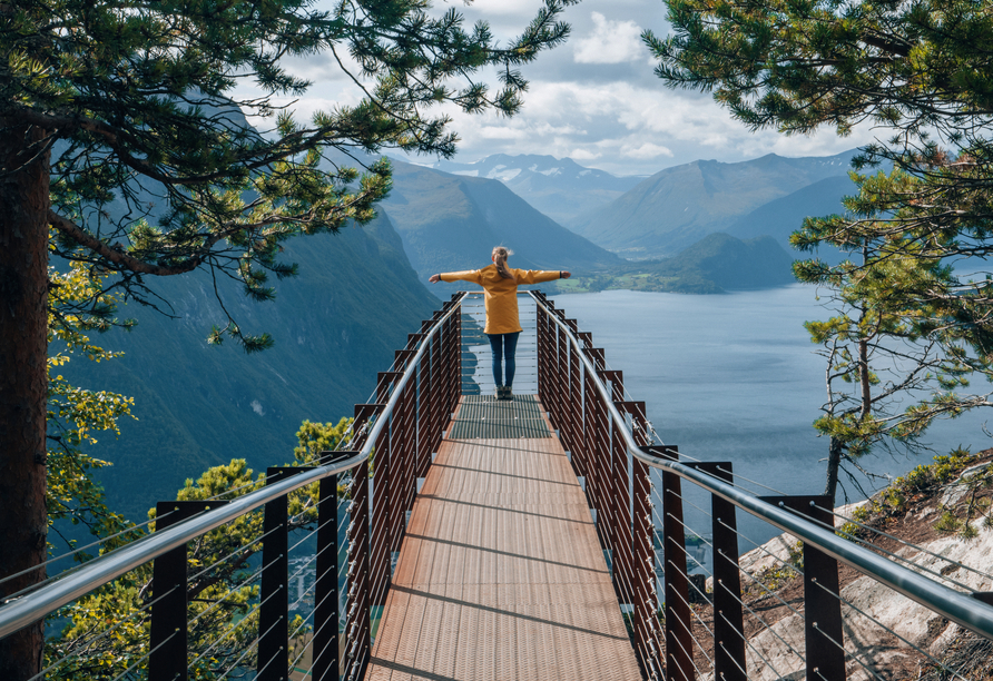 Wenn Sie schwindelfrei sind, können Sie den Ausblick vom Rampestreken über den Fjord genießen.