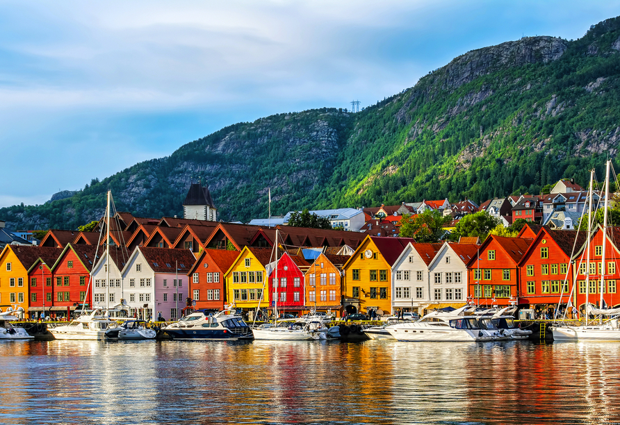 Das Hanseviertel Bryggen in Bergen zählt mit seinen bunten Häusern zum UNESCO-Weltkulturerbe.