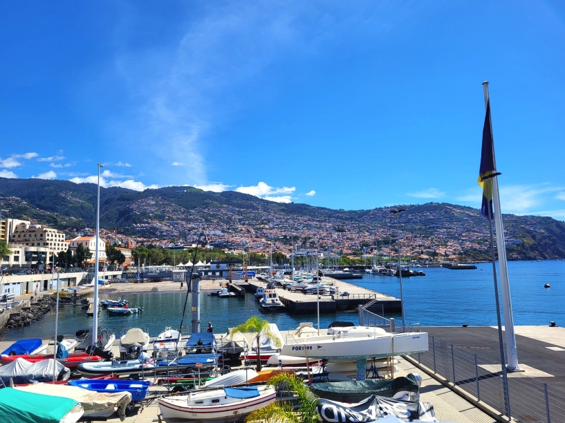 Der Hafen von Funchal liegt idyllisch in einer Bucht vor dem Zentrum der Stadt.