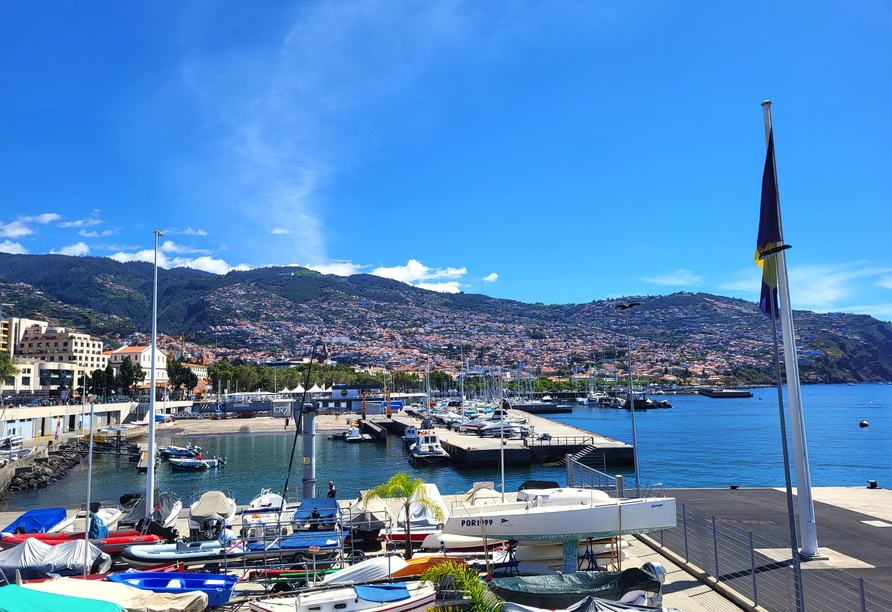 Der Hafen von Funchal liegt idyllisch in einer Bucht vor dem Zentrum der Stadt.
