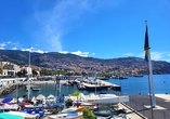 Der Hafen von Funchal liegt idyllisch in einer Bucht vor dem Zentrum der Stadt.