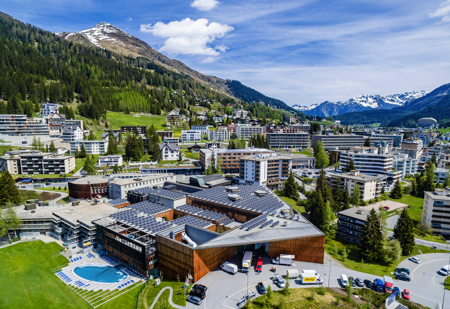 Ihr Resort befindet sich ganz in der Nähe des weltbekannten Kongresszentrums in Davos. 