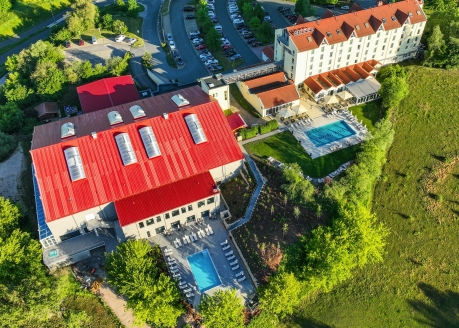 Das FAIR RESORT All Inclusive Wellness & Sport Hotel Jena empfängt Sie mitten im Grünen.