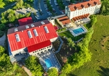 Das FAIR RESORT All Inclusive Wellness & Sport Hotel Jena empfängt Sie mitten im Grünen.