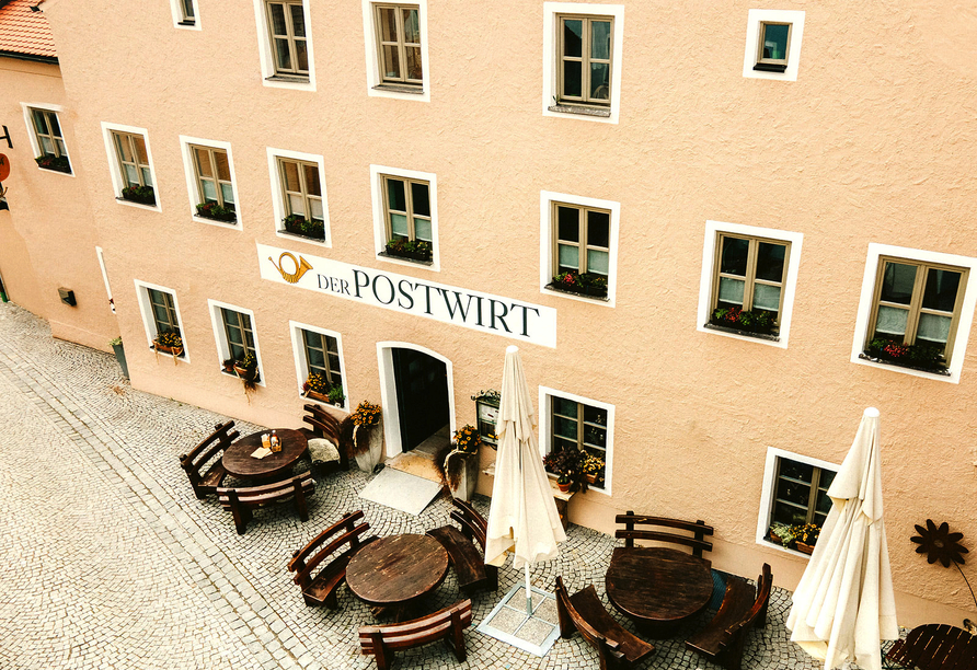 Beobachten Sie das Treiben am Markplatz von Kipfenberg auf der Sonnenterrasse des Hotels.