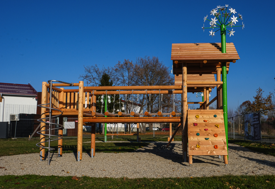 Den kleinen Gästen steht auf dem Hotelgelände ein Spielplatz zur Verfügung.
