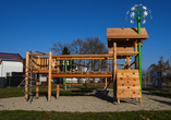 Den kleinen Gästen steht auf dem Hotelgelände ein Spielplatz zur Verfügung.