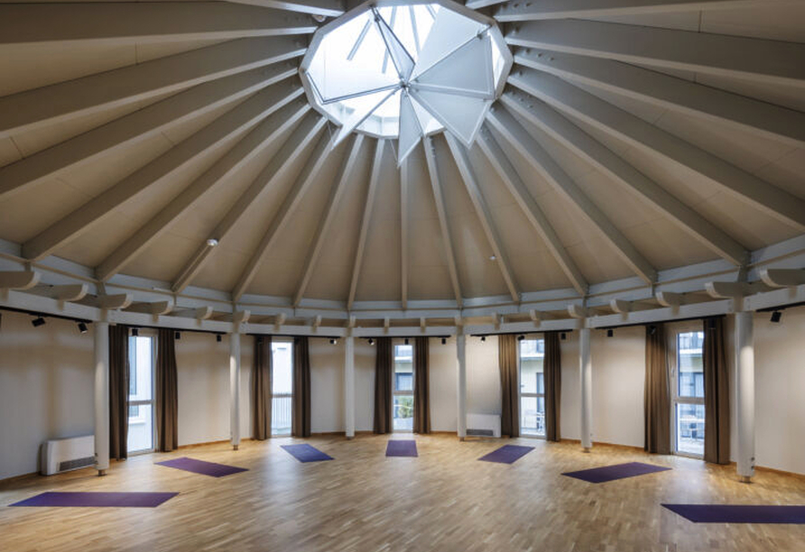 Im großen Feldenkraisraum des Hotels werden Yoga und Meditation angeboten. 