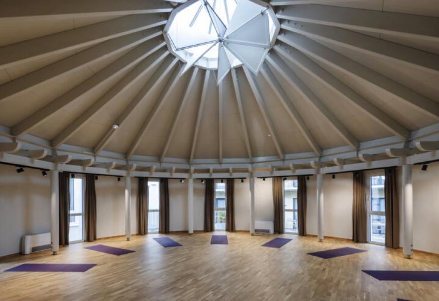 Im großen Feldenkraisraum des Hotels werden Yoga und Meditation angeboten. 