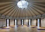 Im großen Feldenkraisraum des Hotels werden Yoga und Meditation angeboten. 