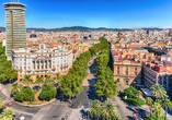 Blick auf die Las Ramblas Promenade im Zentrum Barcelonas