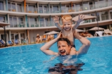 Genießen Sie einen sonnigen Tag im Außenpool des Hotels mit der ganzen Familie.