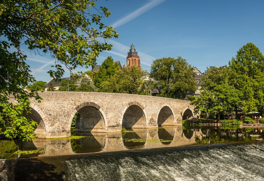 Die Alte Lahnbrücke in Wetzlar  ist eine der ältesten noch erhaltenen Brücken in Hessen.