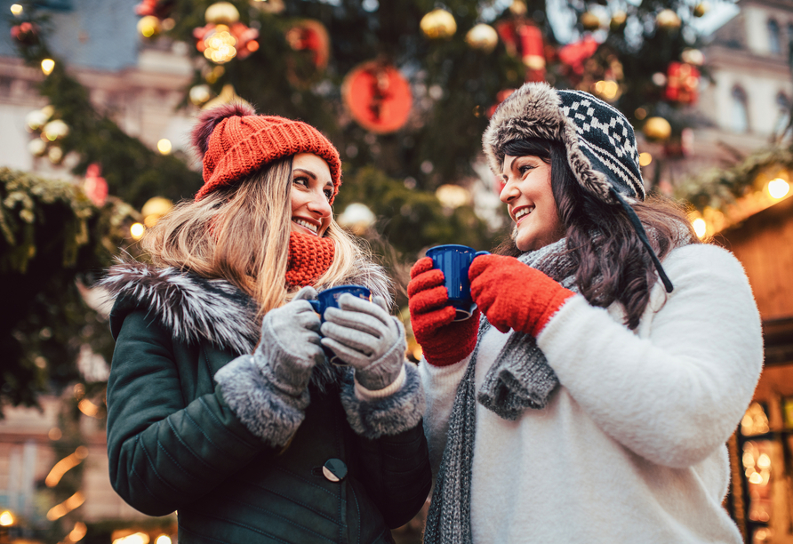 Wärmen Sie sich bei einer Tasse Glühwein auf und genießen Sie die zauberhafte Atmosphäre der Weihnachtsmärkte.