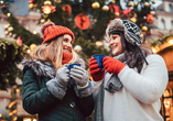 Wärmen Sie sich bei einer Tasse Glühwein auf und genießen Sie die zauberhafte Atmosphäre der Weihnachtsmärkte.