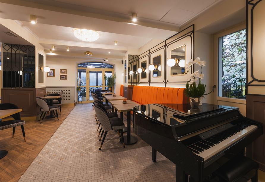 Sitzmöglichkeiten und Klavier in der Villa Herkules