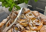 Lassen Sie sich die liebevoll zubereiteten Leckereien im Restaurant schmecken.
