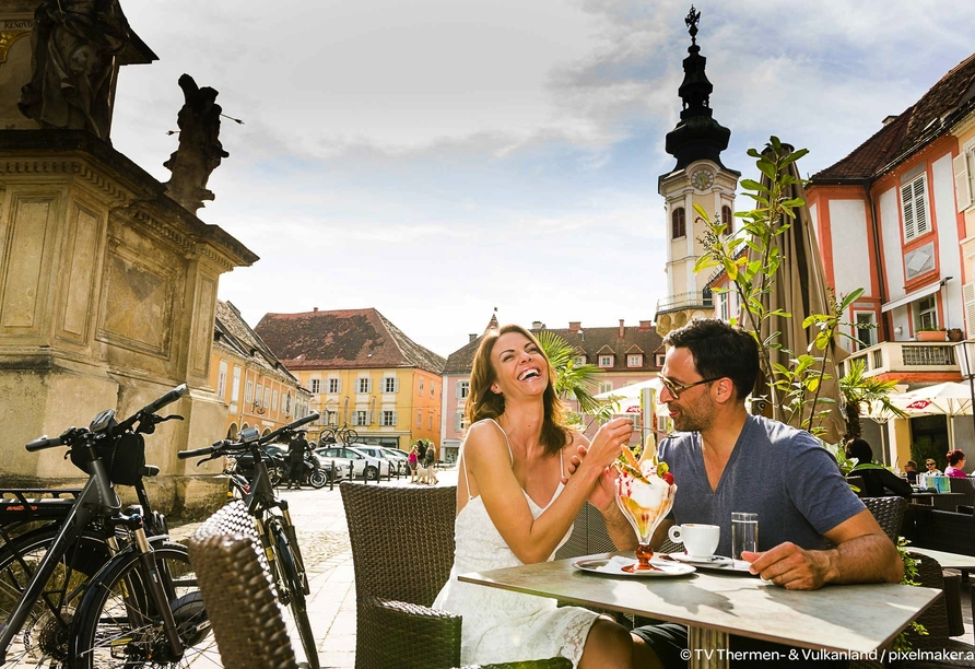Genießen Sie den Sommer in Bad Radkersburg bei einem köstlichen Eisbecher.