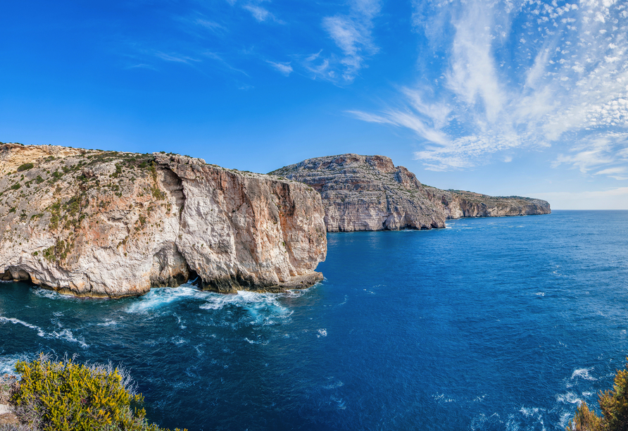 Die Dingli-Klippen auf Malta mit Blick auf das Mittelmeer und die umliegende Landschaft