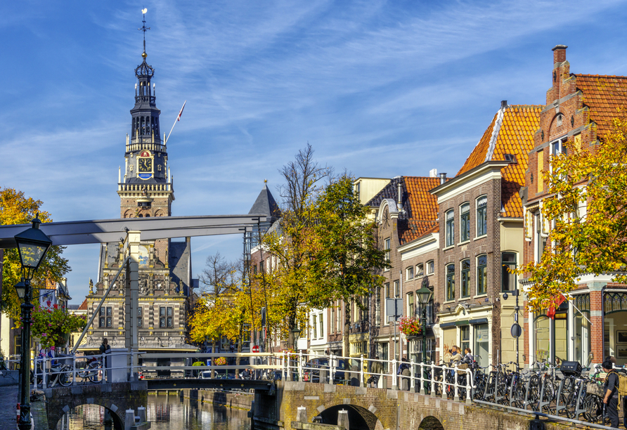 Grachten, Brücken und die Waag sind Wahrzeichen von Alkmaar.