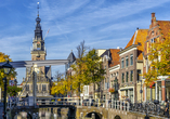 Grachten, Brücken und die Waag sind Wahrzeichen von Alkmaar.