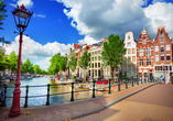 Besuchen Sie Amsterdam und schlendern Sie entlang der vielen Kanäle.