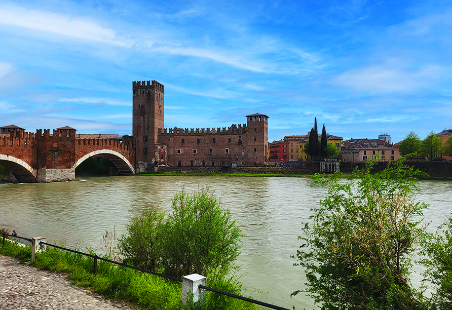 Verona bietet viele architektonische Highlights wie die mittelalterliche Brücke Ponte Scaligero.
