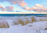 Stapfen Sie durch den schneebedeckten Strand der Ostsee.